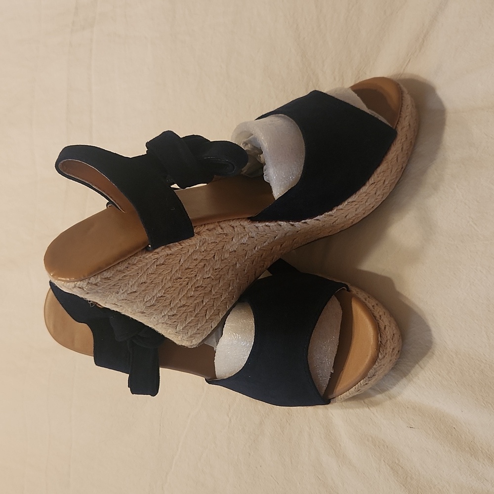 NWOT Navy blue women's espadrille suede shoes. Size 9, new without tags
